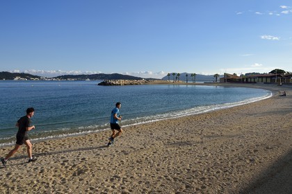 France, Var (83), Toulon, plage artificielle du quartier du Mourillon (plage de la Source)
