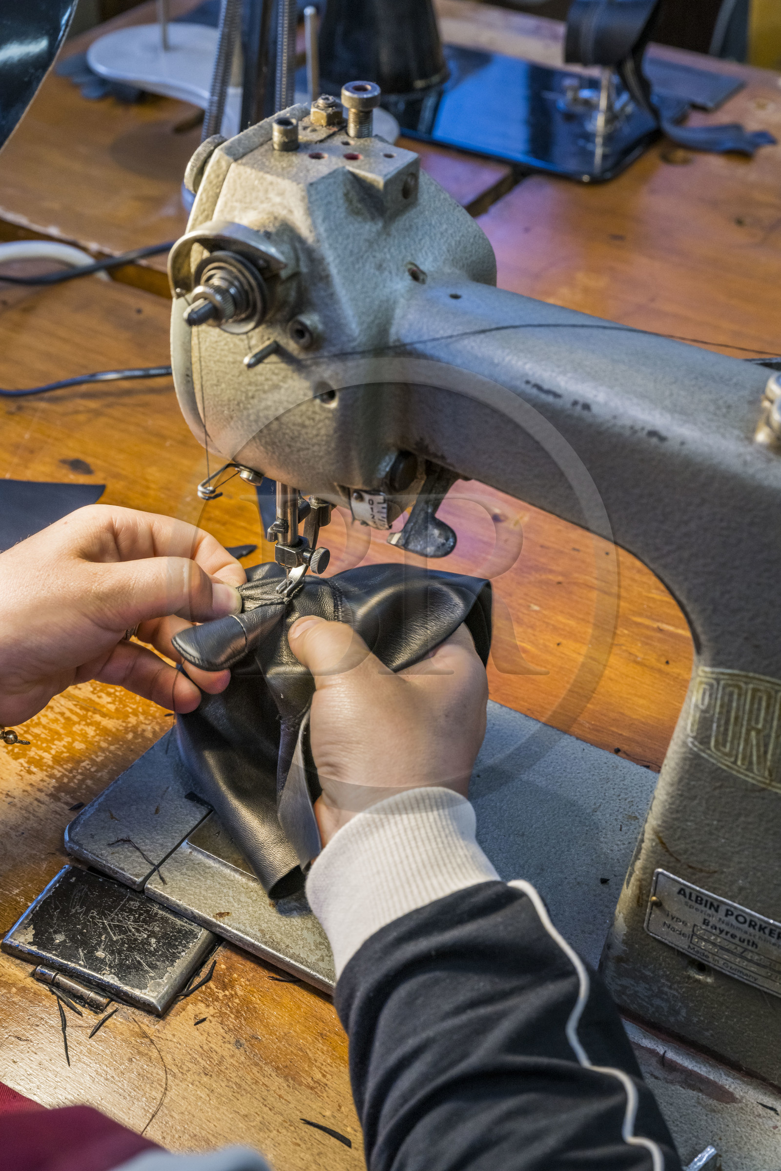 France, Aveyron (12), Millau, Maison Fabre (Ganterie Fabre), manufacture de gants familiale fondée en 1924, atelier de  fabrication de gants cousus en piqué anglais sur des anciennes machines