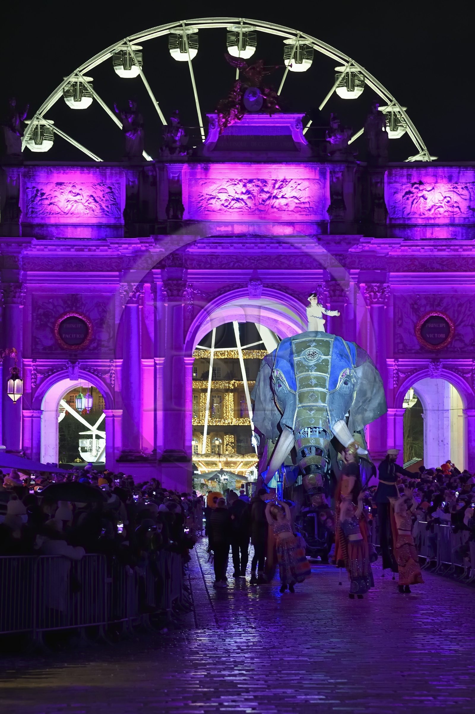 France, Meurthe-et-Moselle (54), Nancy, place Stanislas, le défilé de la Saint-Nicolas, Elephantasia et ses danseurs de la compagnie  Planète Vapeur devant l'Arc de Triomphe (la Porte Héré) France, Meurthe-et-Moselle (54), Nancy, place Stanislas, le défilé de la Saint-Nicolas, Elephantasia et ses danseurs de la compagnie  Planète Vapeur devant l'Arc de Triomphe (la Porte Héré)