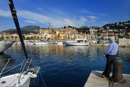 France, Alpes-Maritimes (06), Menton, le port et la vieille ville dominée par la Basilique Saint Michel