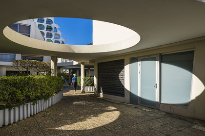 France, Hérault (34), La Grande-Motte, labellisé patrimoine du XXème siècle, quartier du Levant à l'Est du port, arrière de l'immeuble Acapulco du cabinet d'architectes Jean Balladur, aussi surnommé les Nez de De Gaulle