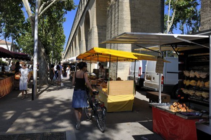 France, Hérault (34), Montpellier, Marché des Arceaux sous l'Aqueduc Saint Clément