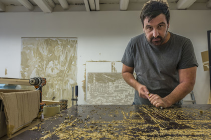 France, Hérault (34), Sète, l'artiste plasticien Jean Denant dans son atelier