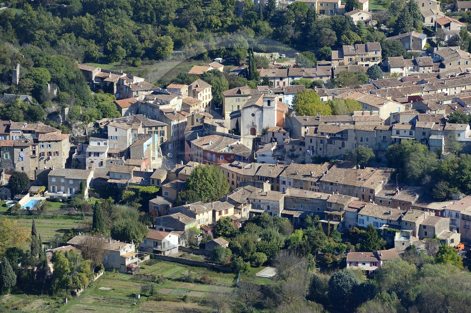 France, Var (83), Provence Verte, le village de Bras vers Saint-Maximin-la-Sainte-Baume (vue aérienne) France, Var (83), Provence Verte, le village de Bras vers Saint-Maximin-la-Sainte-Baume (vue aérienne)