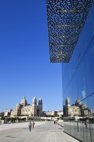 France, Bouches-du-Rhône (13), Marseille, MuCEM (Musée des civilisations de l'Europe et de la Méditerranée) par les architectes Rudy Ricciotti et R. Carta, Cathédrale La Major (XIXe siècle) en arrière plan