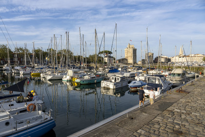France, Charente-Maritime (17), La Rochelle, le bassin à flot du Vieux Port au premier plan, la Tour Saint-Nicolas, la Tour de la Chaîne et la tour de la Lanterne en arrière plan