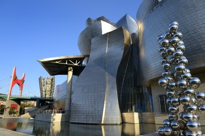 Espagne, Biscaye, Pays Basque espagnol, Bilbao, le musée Guggenheim de l'architecte Frank Gehry et Pont de La Salve avec l'installation de l'artiste français Daniel Buren Les Arches Rouges en arrière plan