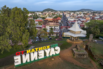 France, Guyane, Cayenne, vue sur la ville depuis le fort Cépérou au premier plan (vue aérienne)