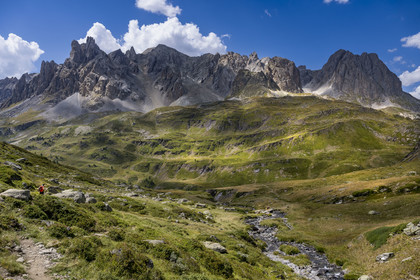France, Hautes Alpes (05), le Briançonnais, Névache, randonneurs dans la haute vallée de la Clarée, le massif des Cerces en arrière-plan