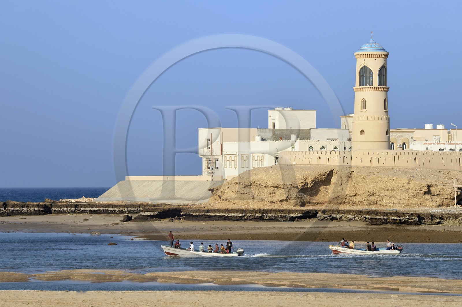Sultanat d'Oman, gouvernorat de Ash Sharqiyah, ville et port de Sour, le vieux quartier de pêcheurs de Al Ayjah et son phare, pecheurs sortant du port sur leur barque