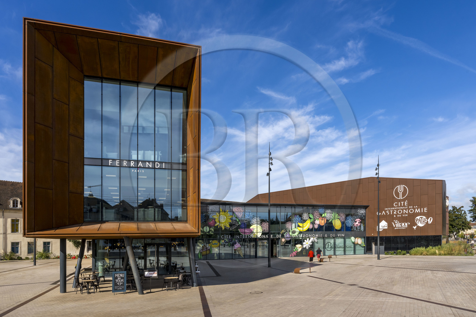 France, Côte-d'Or (21), Dijon, zone classée Patrimoine Mondial de l'UNESCO, Cité Internationale de la Gastronomie et du Vin par l'architecte Anthony Béchu située sur le site de l'ancien hôpital général de Dijon et le canon de lumière qui abrite l'école Ferrandi