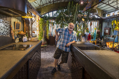 France, Hérault (34), Sète, la Maison du Pescatore, l'artiste et designer François Liguori dans sa maison
