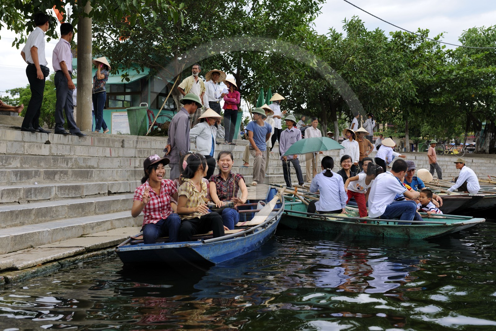 Vietnam, province de Ninh Binh, région surnommée la baie d'Halong terrestre, excursion en barque à Tam Coc entouré de paysages karstiques Vietnam, province de Ninh Binh, région surnommée la baie d'Halong terrestre, excursion en barque à Tam Coc entouré de paysages karstiques