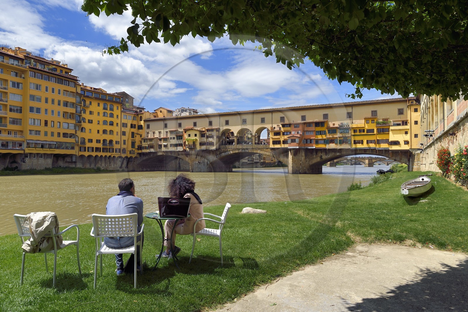 Italie, Toscane, Florence, centre historique classé Patrimoine Mondial de l'UNESCO, le Ponte Vecchio depuis la Societa Canottieri Firenze (Club d'aviron de Florence), membres du club prenant le soleil en bordure de l'Arno