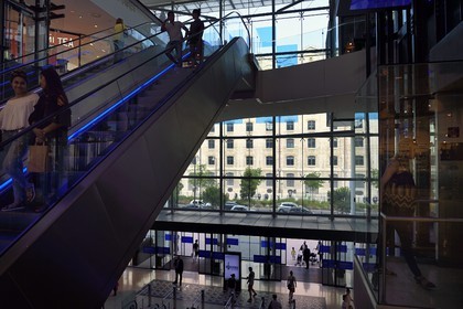 France, Bouches-du-Rhône (13), Marseille, Zone Euroméditerranée, quartier La Joliette, le centre commercial des Terrasses du Port et les batiments des Docks en arrière plan