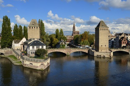 France, Bas Rhin (67), Strasbourg, vieille ville classée au Patrimoine Mondial de l'UNESCO, quartier de la Petite France, les Ponts Couverts et la cathédrale Notre Dame en arrière plan
