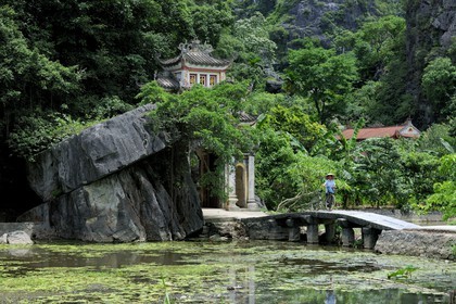 Vietnam, province de Ninh Binh, pagode partiellement troglodytique de Bich Dong, la porte d'accès à la pagode