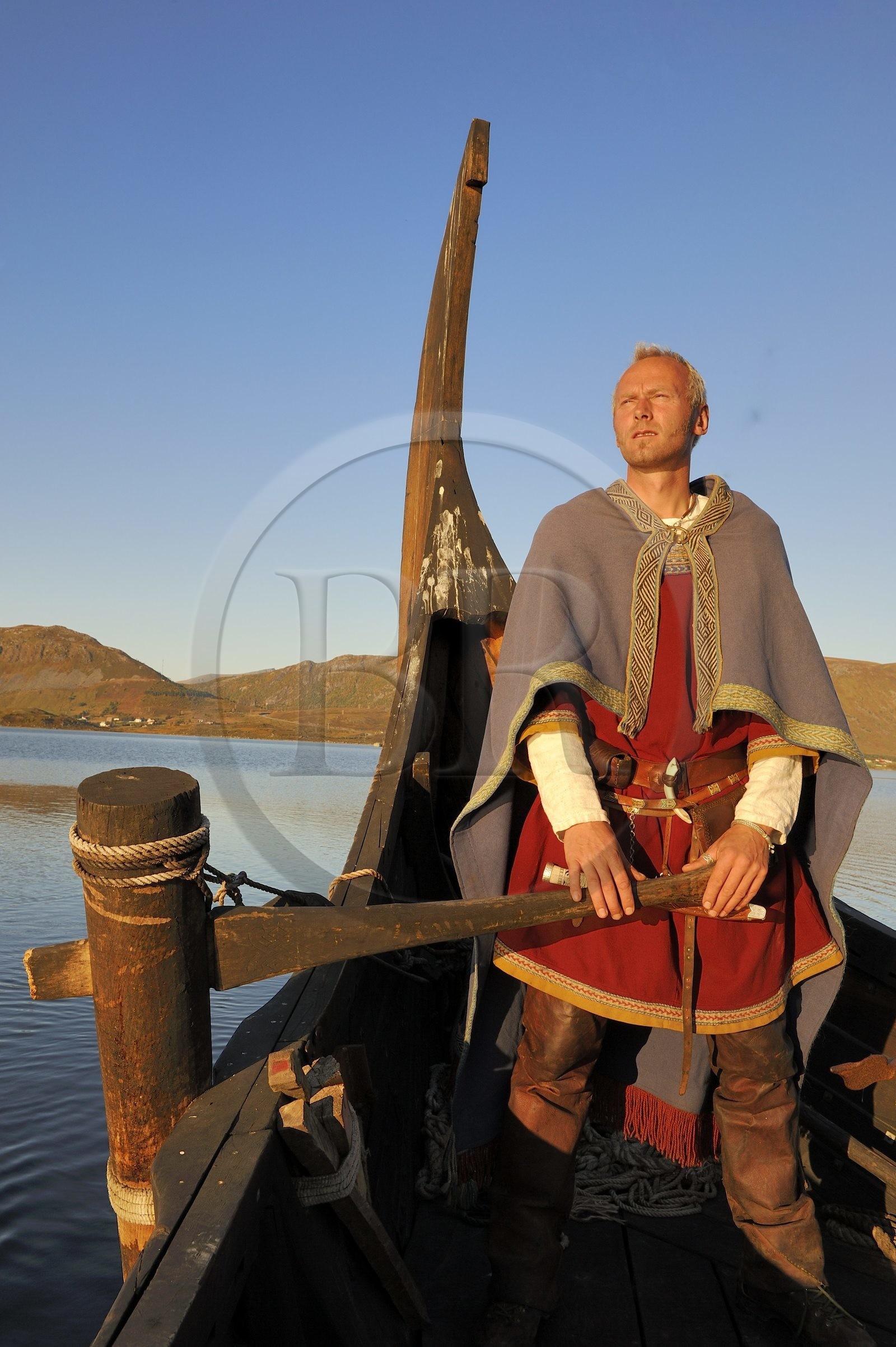 Norvège, Nordland, Iles Lofoten, ile de Vestvagoy, le drakkar (bateau viking) Lofotr construit à l'identique sur le lac de Borg et son capitaine Terje Boe
