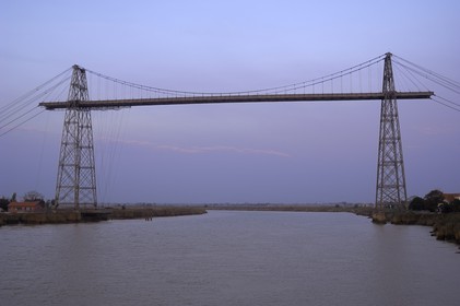 France, Charente-Maritime (17), Rochefort, le pont transbordeur de Rochefort (aussi appelé de Martrou) de l’ingénieur et constructeur Ferdinand Arnodin sur le fleuve Charente
