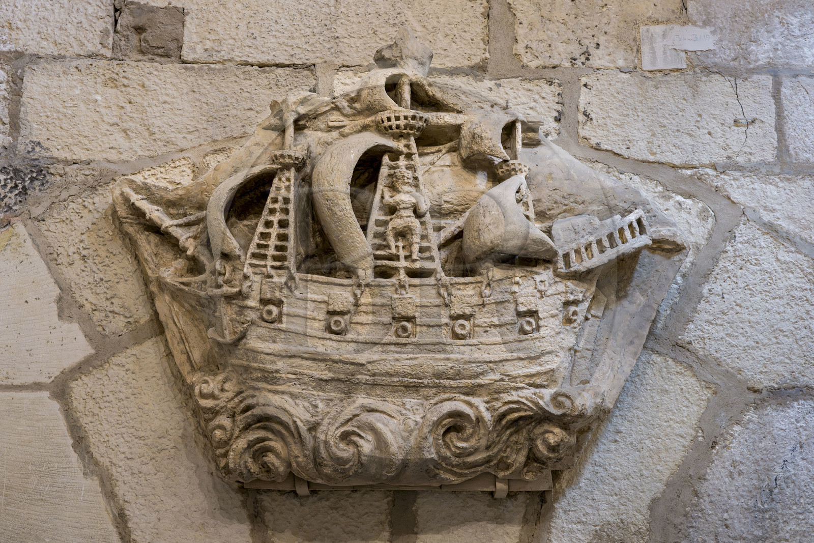 France, Charente-Maritime (17), La Rochelle, la Tour Saint-Nicolas, bas-relief représentant un navire de guerre sur la cheminée de la salle du Capitaine