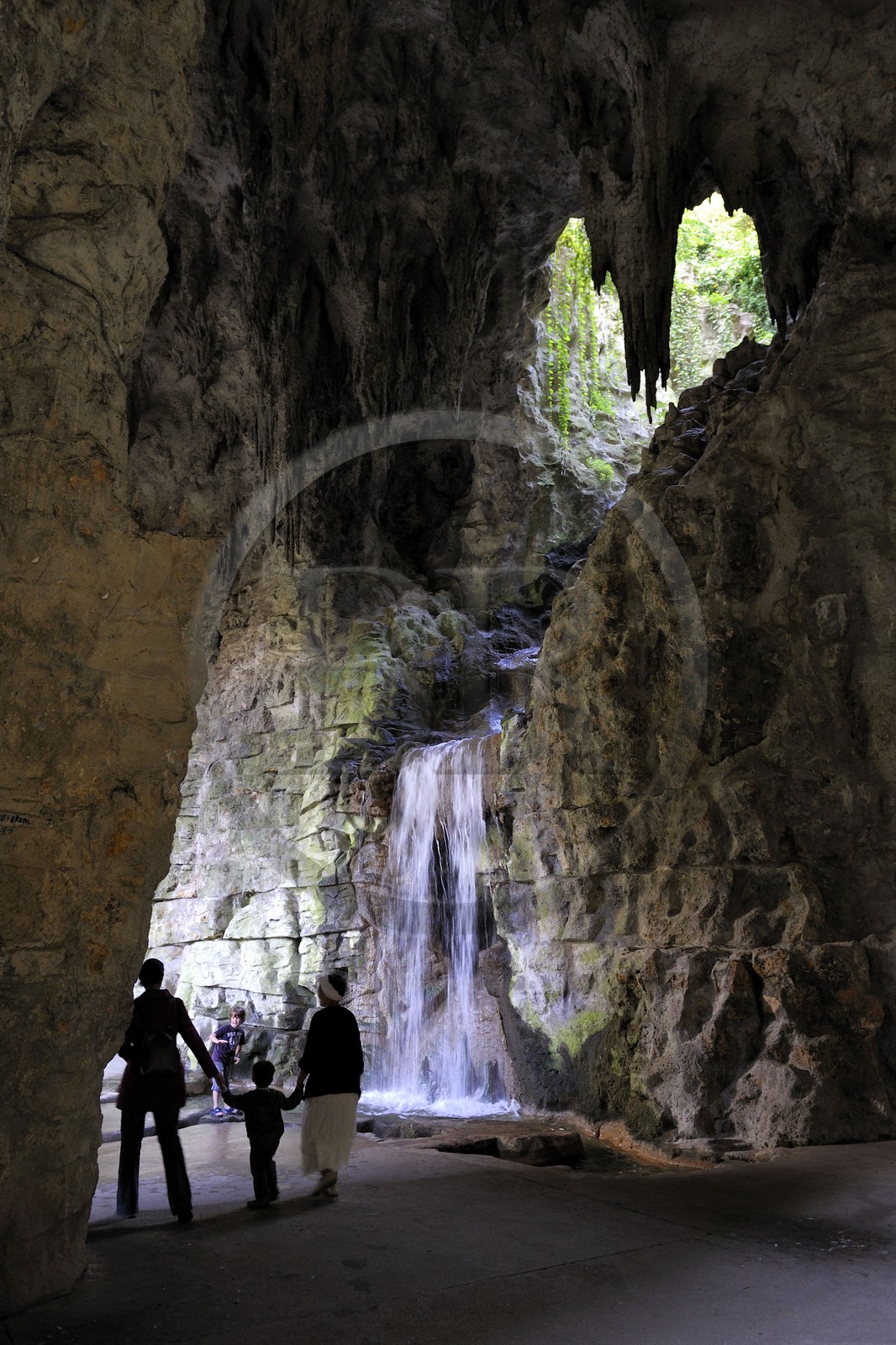 France, Paris (75), parc des Buttes Chaumont, cascade de 32 m de hauteur dans la grotte du parc