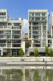 France, Rhône (69), Lyon, nouveau quartier de La Confluence au sud de la Presqu'île, immeubles d'habitation quai Arlès Dufour devant la place nautique