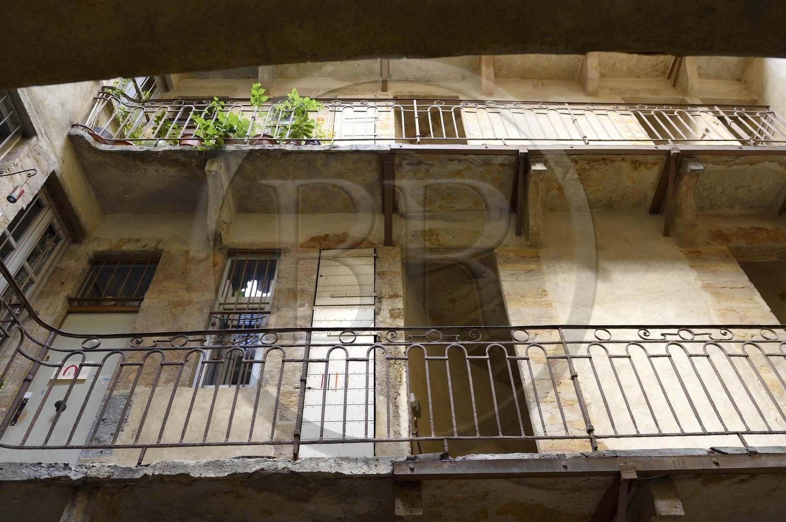France, Rhône (69), Lyon, site historique classé Patrimoine Mondial de l'UNESCO, Vieux Lyon, traboule reliant le 27 rue du Boeuf au 54 rue Saint Jean France, Rhône (69), Lyon, site historique classé Patrimoine Mondial de l'UNESCO, Vieux Lyon, traboule reliant le 27 rue du Boeuf au 54 rue Saint Jean