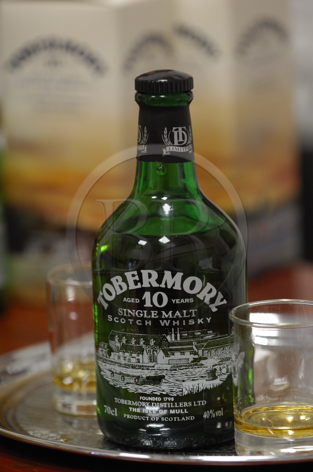 Royaume-Uni, Ecosse, Highland, Hébrides intérieures, Ile de Mull, Tobermory, dégustation d'une bouteille de whisky pur malt Tobermory