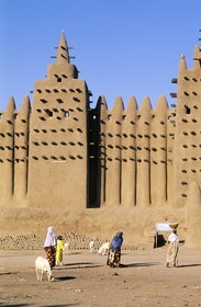 Mali, la mosquée de Djenné typique de l' architecture soudanaise est construite en banco