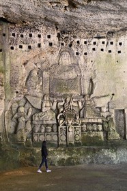 France, Dordogne (24), Brantôme, l'abbaye bénédictine Saint-Pierre de Brantôme, vestiges du premier monastère troglodytique aménagé dans les grottes au pied de la falaise avec notamment dans la grotte du Jugement Dernier, un bas relief du XV ème siècle sous le pigeonnier