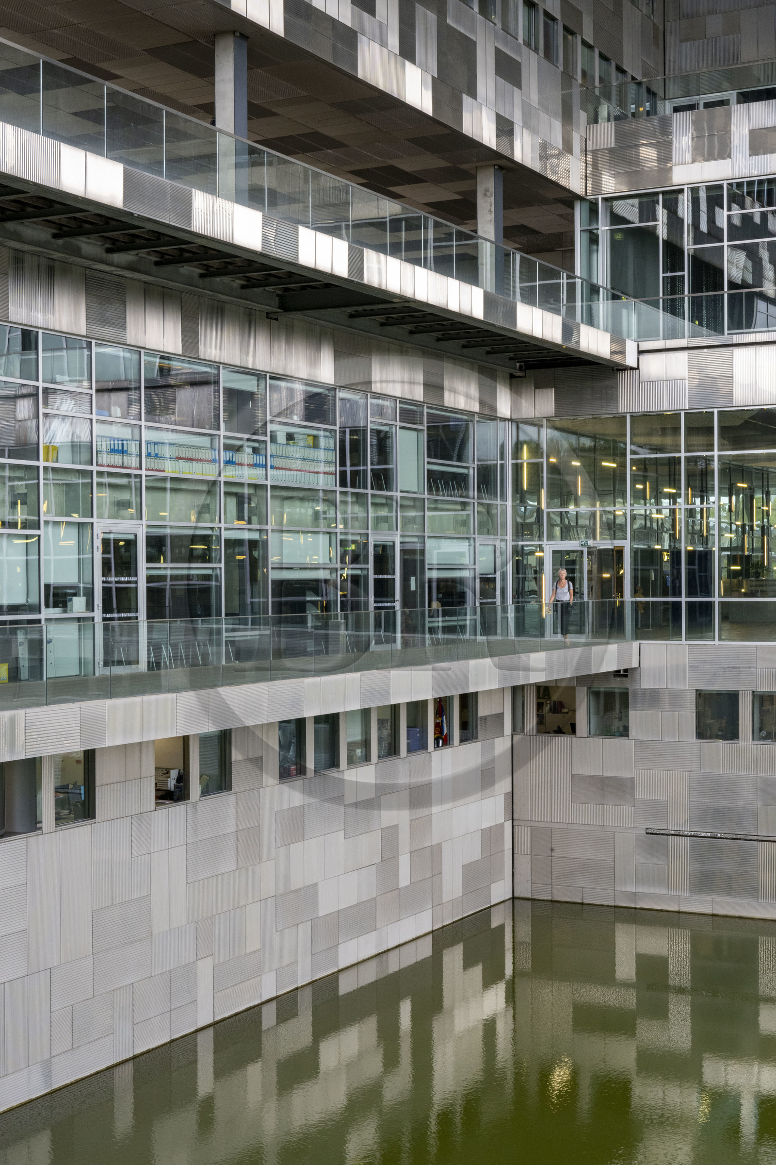 France, Hérault (34), Montpellier,  quartier de Port Marianne, l'Hotel de Ville conçu par les architectes Jean Nouvel et François Fontès, patio entre eau et ciel