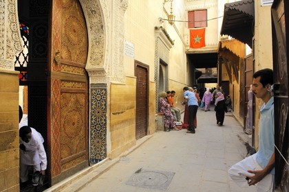 Maroc, Moyen Atlas, Fès, ville impériale, médina classée Patrimoine Mondial de l'UNESCO, Fès el Bali, la mosquée funéraire Zaouïa de Sidi Ahmed Tijani, plâtre sculpté et zelliges de l'entrée