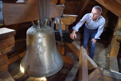 France, Bas-Rhin (67), Strasbourg, vieille ville classée au Patrimoine Mondial de l'UNESCO, la cathédrale Notre-Dame, le campanologue du diocèse Olivier Tarozzi dans le toit de la tour Klotz qui comporte six cloches qui sonnent les messes de semaine mais aussi les baptêmes, mariages et décès des paroissiens