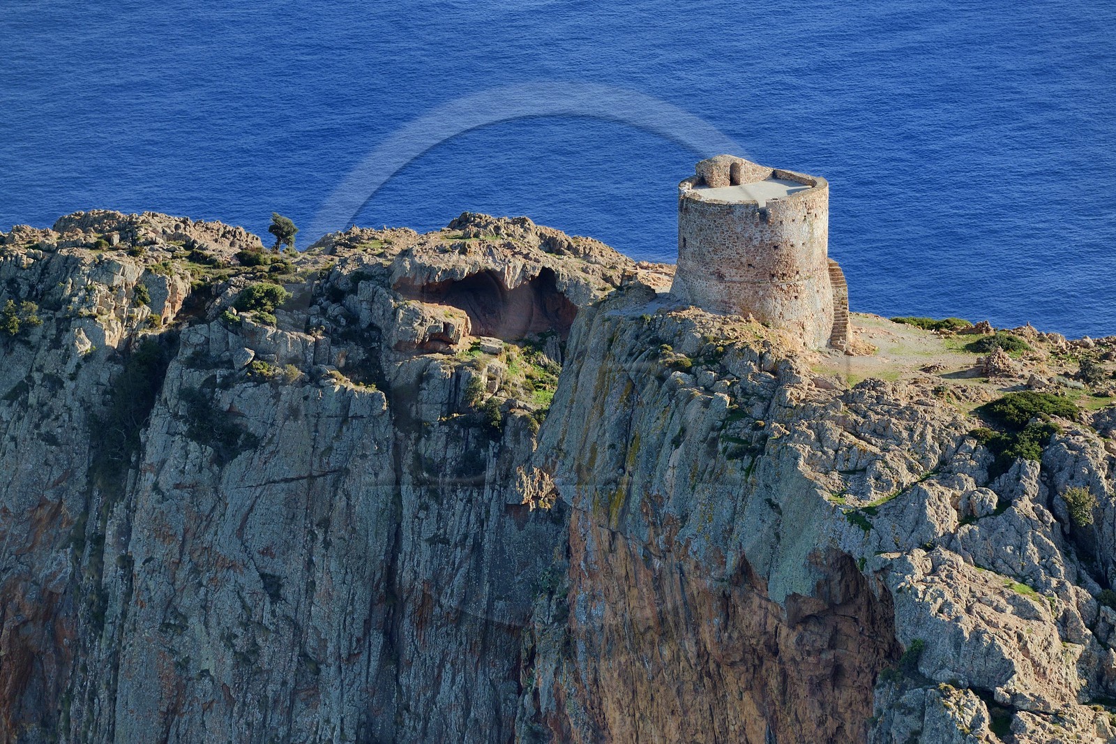France, Corse-du-Sud (2A), Golfe de Porto, classé Patrimoine Mondial de l'UNESCO, le Capo Rosso et la Tour Génoise de Turghiu (Turghio) en arrière plan (vue aérienne)