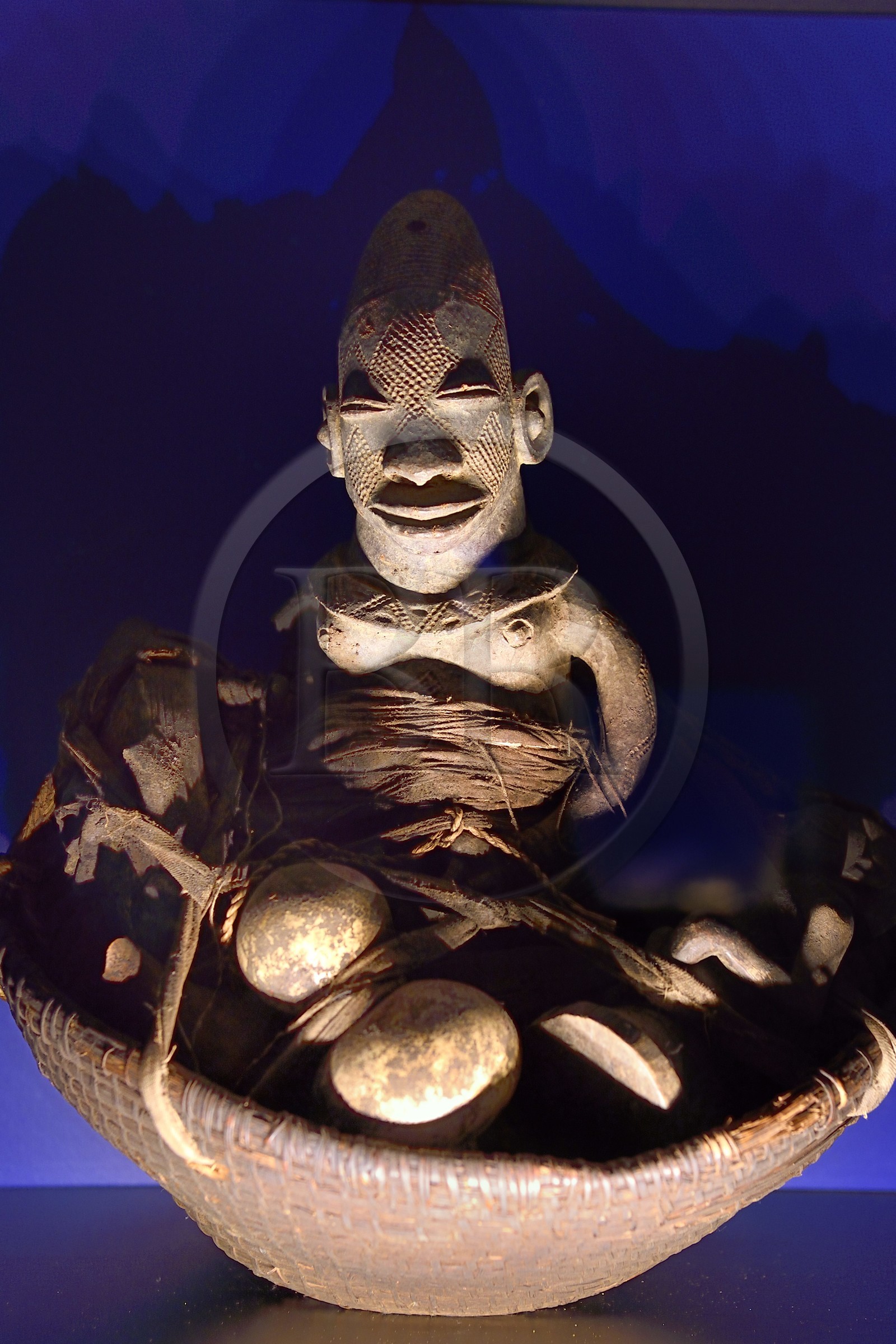 France, Allier (03), Vichy, musée des arts d’Afrique et d’Asie dont les collections ont été constituées par les dons de missionnaires, panier reliquaire, vers 1835, population Mangbetu, Congo