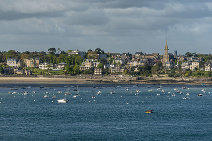 France, Ille-et-Vilaine (35), Côte d'Emeraude, Dinard, église Notre Dame d'Emeraude dans la baie du Prieuré