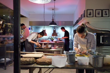 France, Vaucluse (84), Parc Naturel Regional du Luberon, Cadenet (Lourmarin), Auberge La Fenière, La Cour de Ferme, la chef du bistrot Nadia Sammut