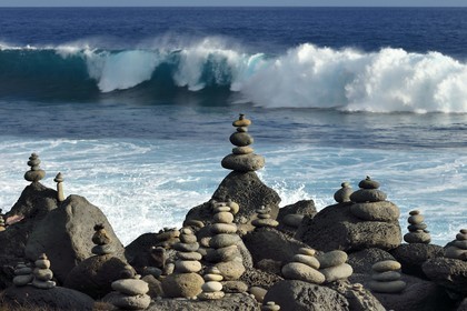 France, Ile de la Reunion, L'Etang Salé les Bains, la côte entre Le Gouffre et l'Etang du Gol, cairns de galets de roches noires basaltiques d'origine volcanique