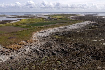 France, Finistère (29), Mer d'Iroise, archipel de Molène, Ile de Quéménès, ferme de Quéménès bio et autonome en énergie (vue aérienne)