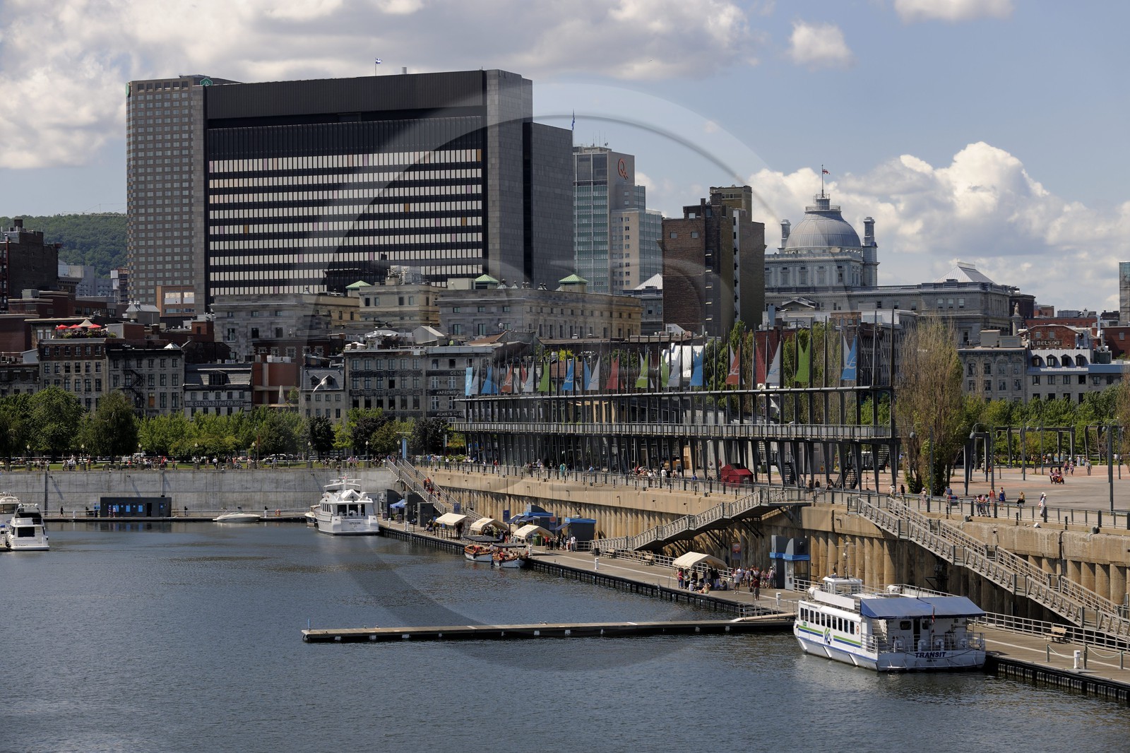 Canada, province de Québec, Montréal, quartier du Vieux-Montréal, la ville depuis le Vieux-Port