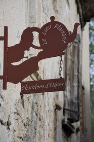 France, Hérault (34), village médiéval de Saint-Guilhem-le-Désert, labellisé Les Plus Beaux Villages de France, enseigne pour des chambres d'hôtes rue du Bout du Monde