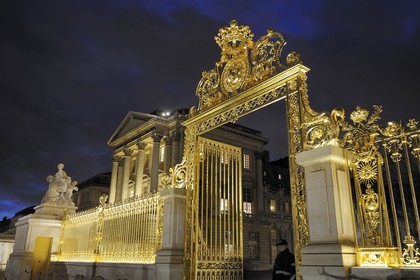 France, Yvelines (78), château de Versailles, classé Patrimoine Mondial de l'UNESCO, la grille royale dessinée par Mansart et la statue l'Abondance d'Antoine Coysevox