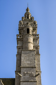 France, Finistère (29), Roscoff, l'église Notre-Dame de Croaz Batz, des caravelles sculptées sur le clocher rappellent les donateurs, les canons sculptés sont dirigés vers l'angleterre