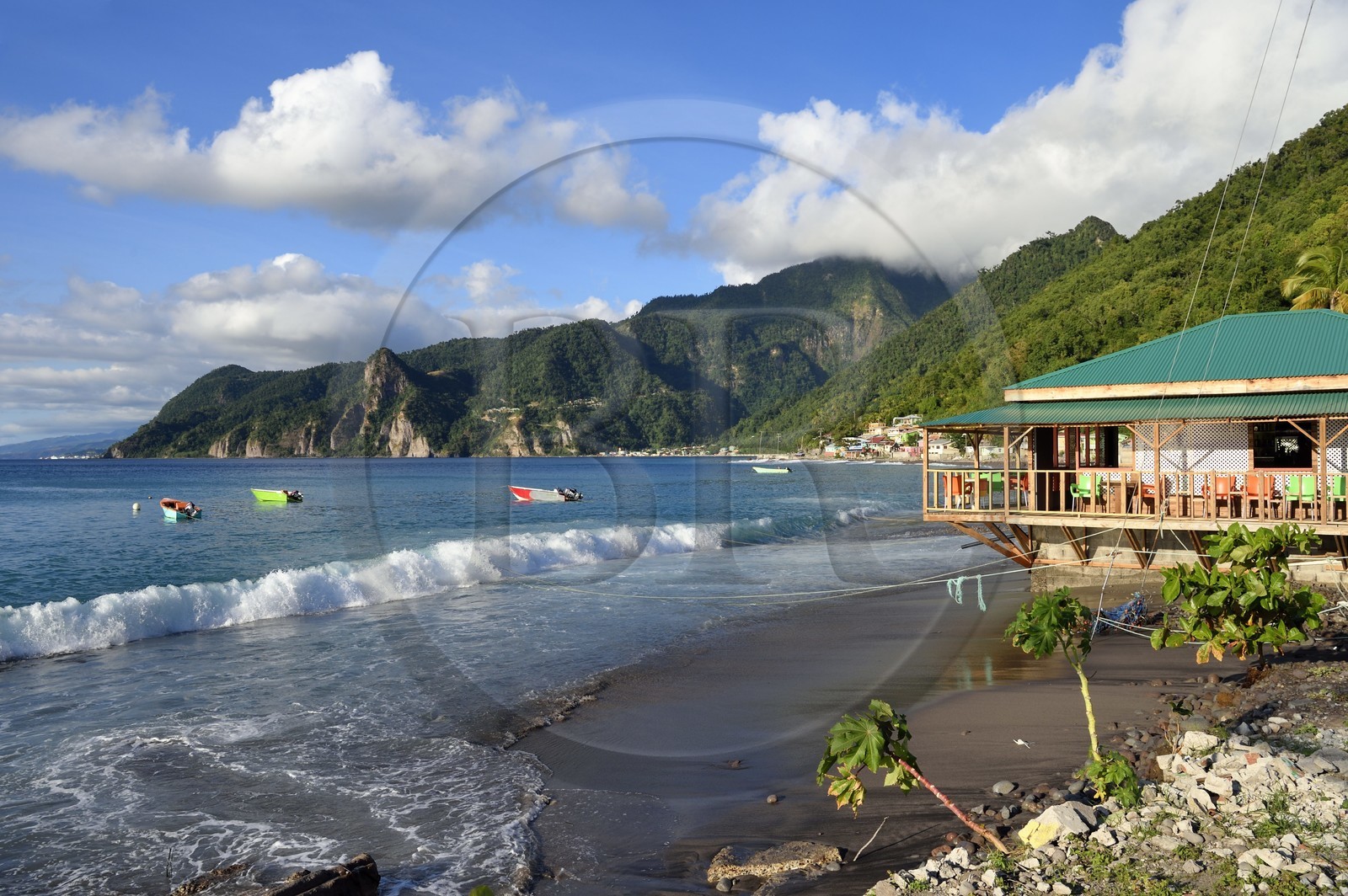 Caraïbes, Ile de la Dominique, la baie de Soufrière, village de Scotts Head et de Soufrière en arrière plan