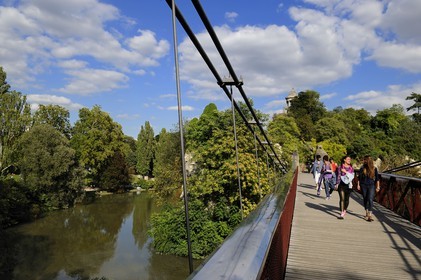 France, Paris (75), parc des Buttes Chaumont, la passerelle suspendue menant à l'île du parc surmontée du temple de la Sibylle construit en 1869 par l'architecte Gabriel Davioud