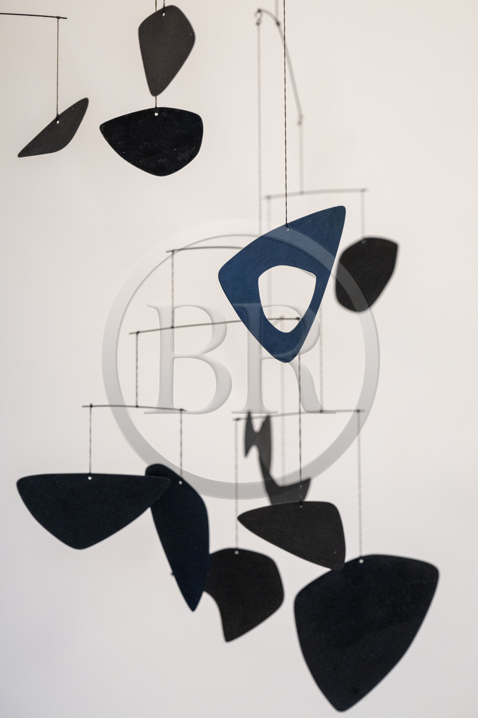 France, Yonne (89), parc naturel régional du Morvan, Vézelay, classé au Patrimoine Mondial de l'UNESCO, labellisé Les Plus Beaux Villages de France, Le musée Zervos - Maison Romain-Rolland, mobile Harmonie des Sphères (1945) de Alexandre Calder