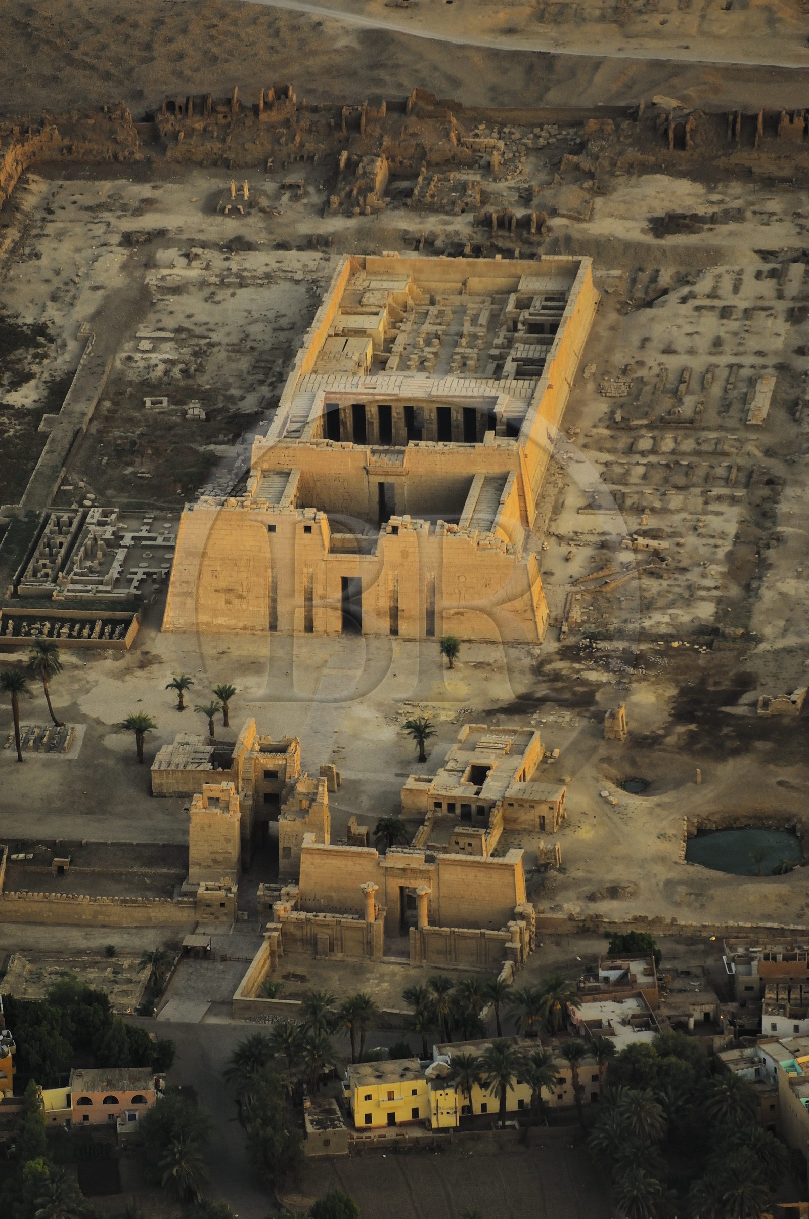 Egypte, Haute Egypte, vallée du Nil, environs de Louxor, nécropole thébaine classée Patrimoine Mondial de l'UNESCO, Thèbes Ouest, Medinet Habou, temple de Ramses III (vue aérienne)