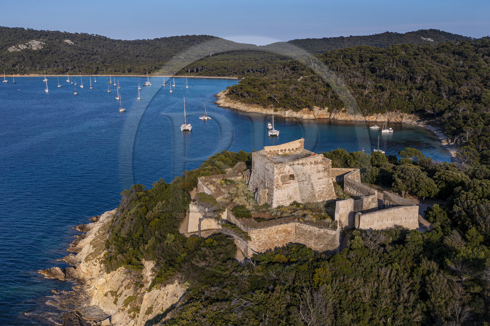 France, Var (83), Iles d'Hyères, parc national de Port Cros, Ile de Porquerolles, le Fort de l'Alycastre avec un mur d'enceinte extérieur en étoile (vue aérienne)