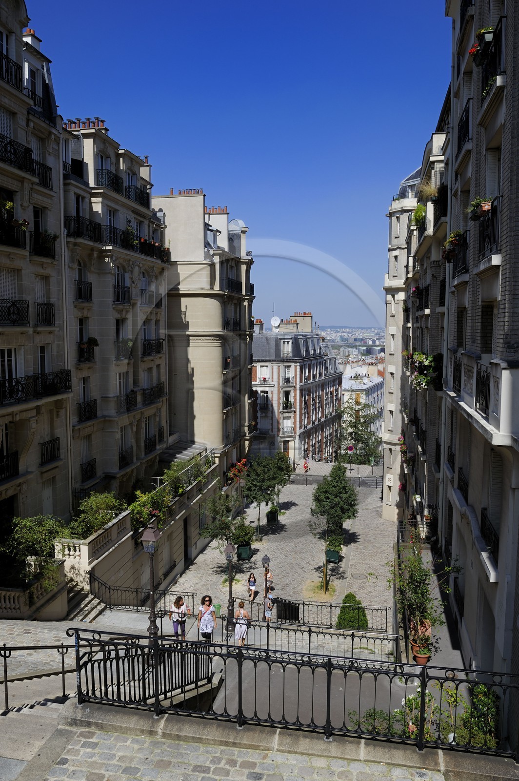 France, Paris (75), escaliers de la Butte Montmartre rue du Mont Cenis