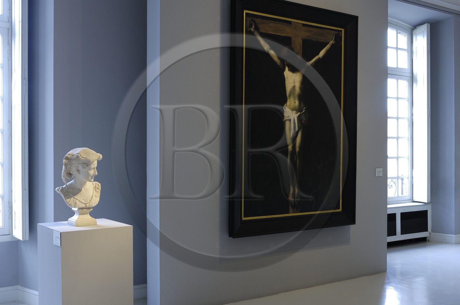 France, Bas Rhin (67), Strasbourg, Palais Rohan, musée des Beaux-Arts, sculpture de Jean Baptiste Carpeaux la rieuse (1873) et le Christ en croix  de Jean Jacques Henner (1890) France, Bas Rhin (67), Strasbourg, Palais Rohan, musée des Beaux-Arts, sculpture de Jean Baptiste Carpeaux la rieuse (1873) et le Christ en croix  de Jean Jacques Henner (1890)